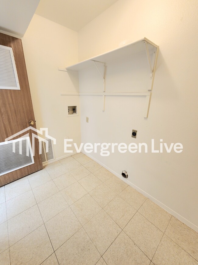 Building Photo - 213 Raven Dr