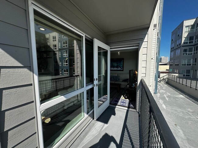 Building Photo - Fully Furnished Downtown Everett Condo wit...