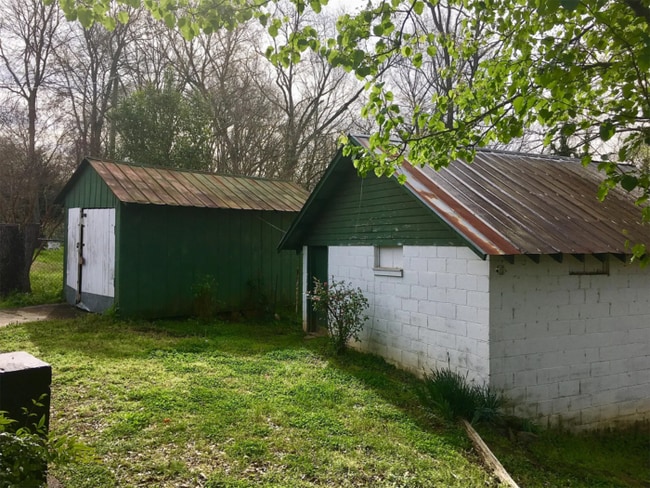 Building Photo - Beautiful 2 Bedroom 1 Bathroom Home with S...