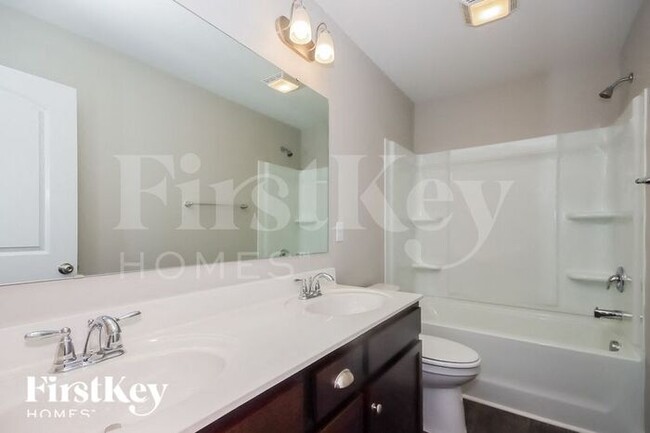 Building Photo - 155 Parkmont Dr