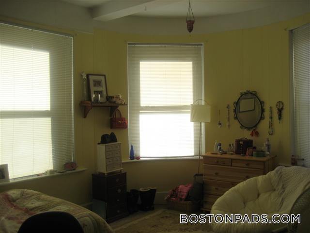 Building Photo - 879 Beacon St