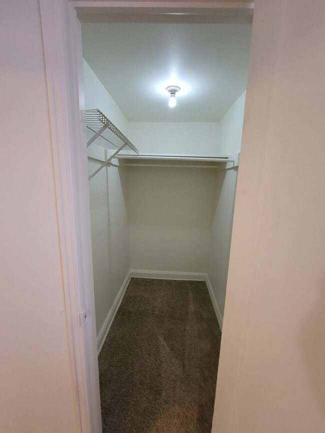 Building Photo - $1195 - 1BR/1BA Pet Friendly Duplex Near G...