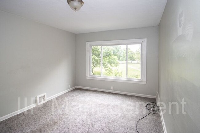 Building Photo - Updated 2BD UP off West Blvd-Westside Clev...