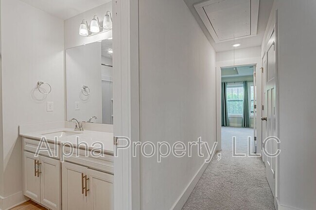 Building Photo - 30 Mardale Ln