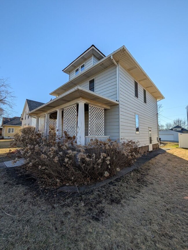 Building Photo - Spacious 3 Bedroom Home with 2 Car Garage and Large Yard!