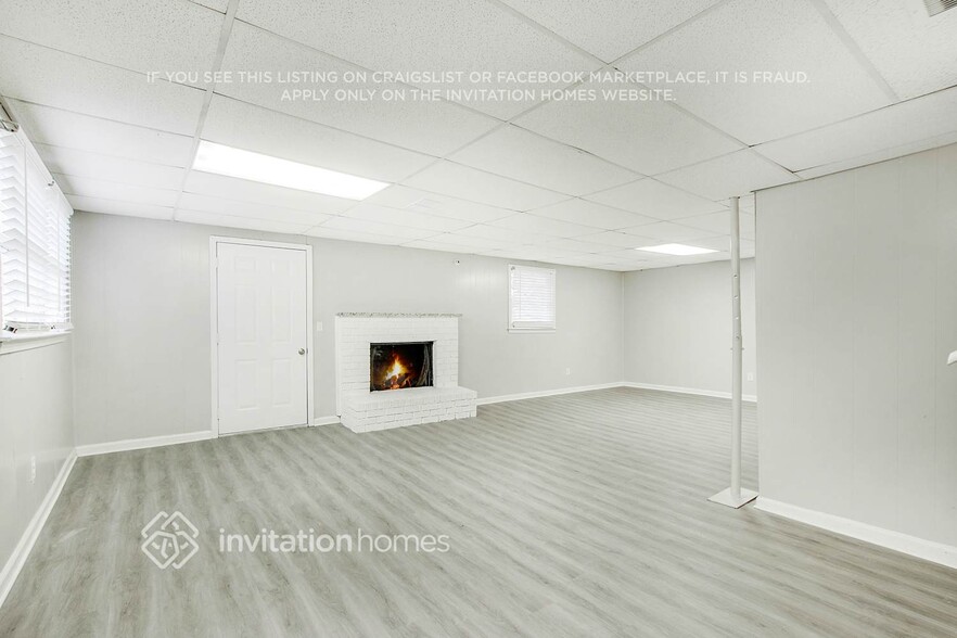 Building Photo - 7280 Hollyhock Dr