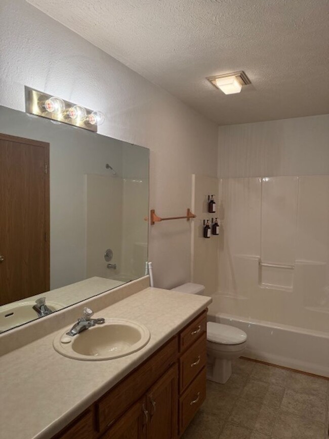 Building Photo - Duplex in Nixa!