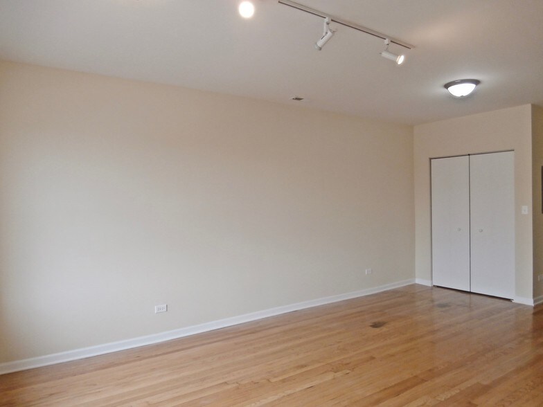 Building Photo - 3123 W Lawrence Ave