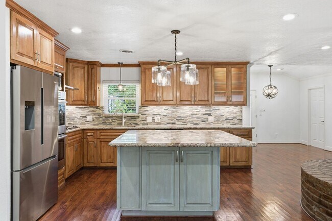 Building Photo - 1320 Woodvine Dr