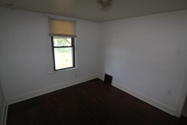 Building Photo - 448 5th St