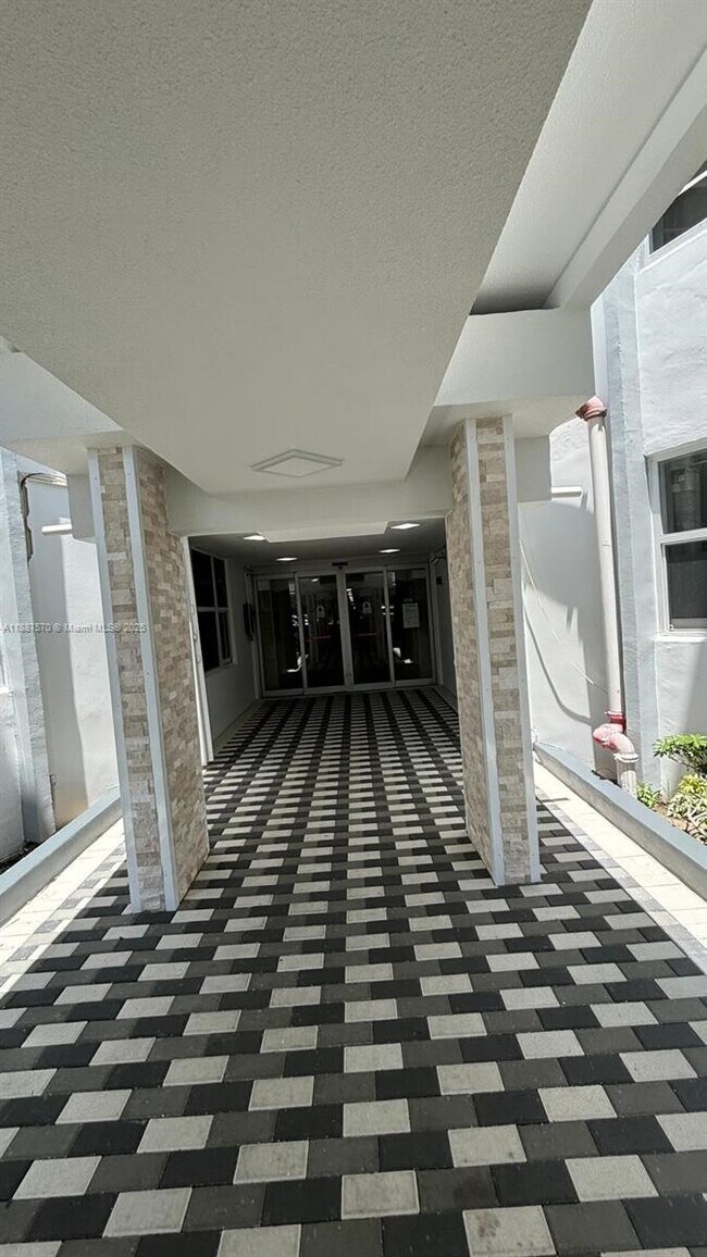 Building Photo - 1913 S Ocean Dr