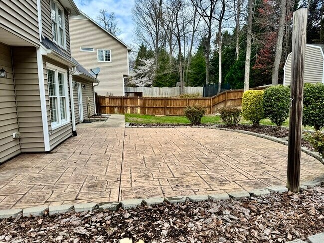 Building Photo - 3004 Southhampton Dr