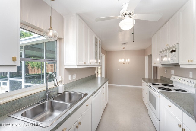 Building Photo - 758 Banyan Dr