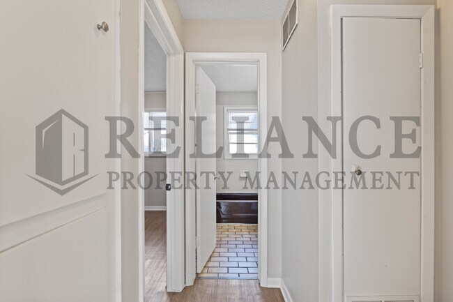 Building Photo - 220 E 44th St S