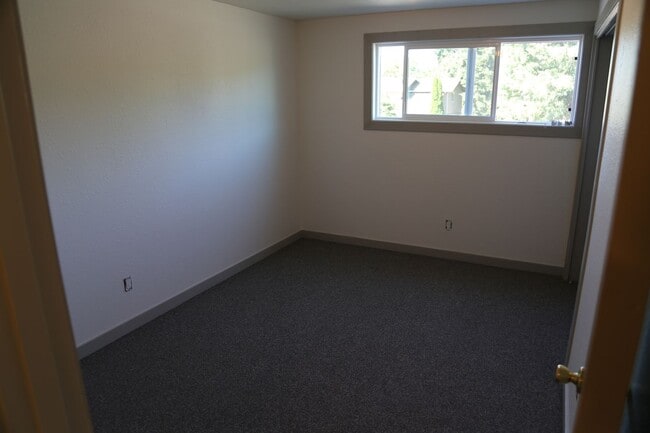 Building Photo - 3 bed/1.5 bath duplex Remodel Done 9/20/2025