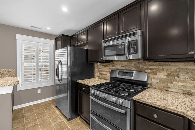 Building Photo - 3 Bedroom, 2 1/2 Bathroom End Unit Townhome in Greensboro