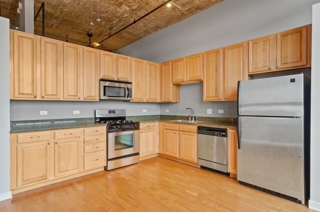 Building Photo - 3963 W Belmont Ave