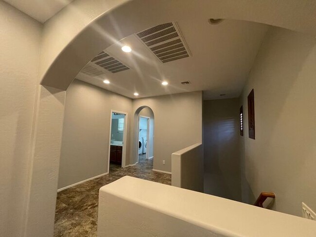 Building Photo - GREAT LOCATION! Fabulous move-in ready 5 bed /3 bath home in south Tempe