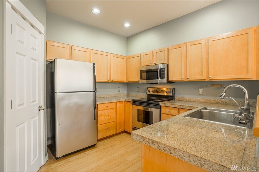 Building Photo - 3500 E Lake Sammamish Pky SE