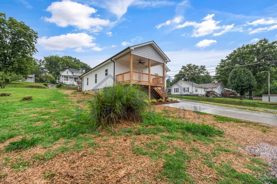 Building Photo - 2544 Bernhurst Dr