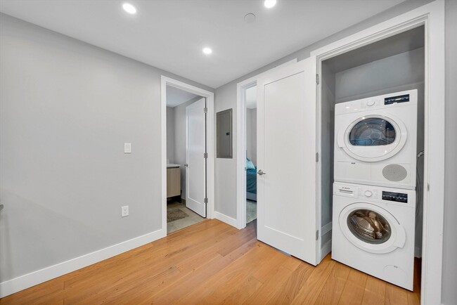 Building Photo - 932 Broadway