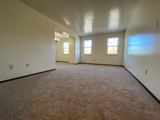 Building Photo - North Hills 2 BR Apartment! Perfect Locati...