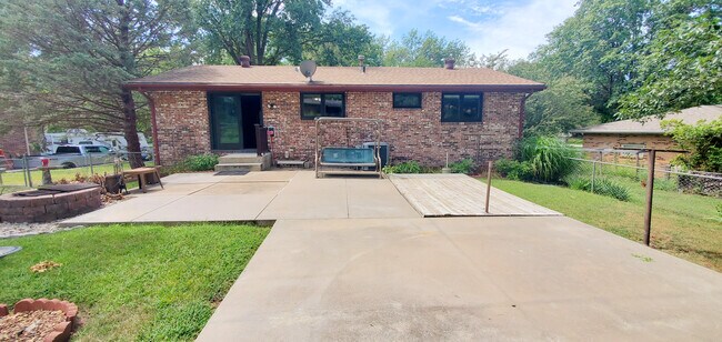 Building Photo - 820 Indian Hills Dr