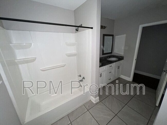 Building Photo - 4922 Sunnybrook Dr