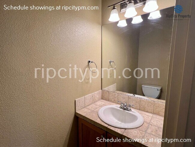 Building Photo - 1090 SW 170th Ave