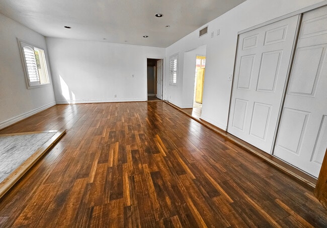 Building Photo - 2404 Foxglove Dr