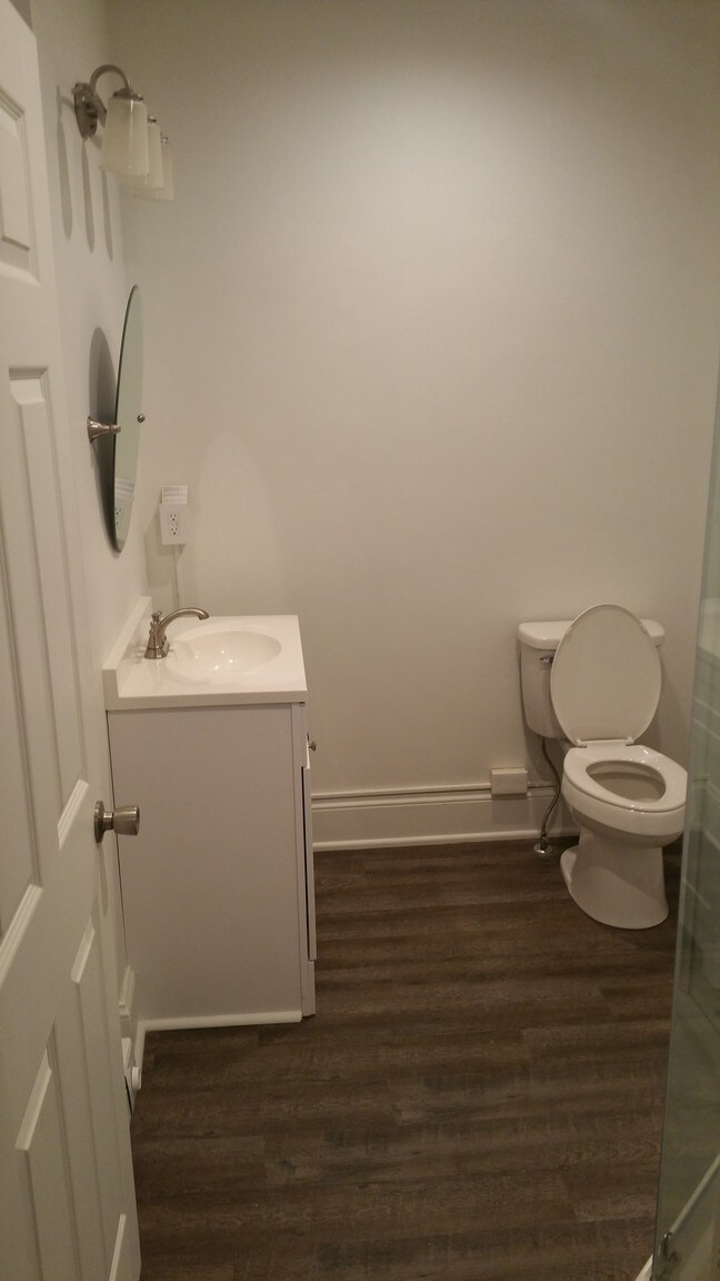 bathroom - 552 Main St