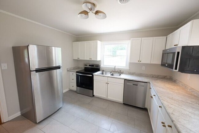 Building Photo - South Knox Cottage!!!