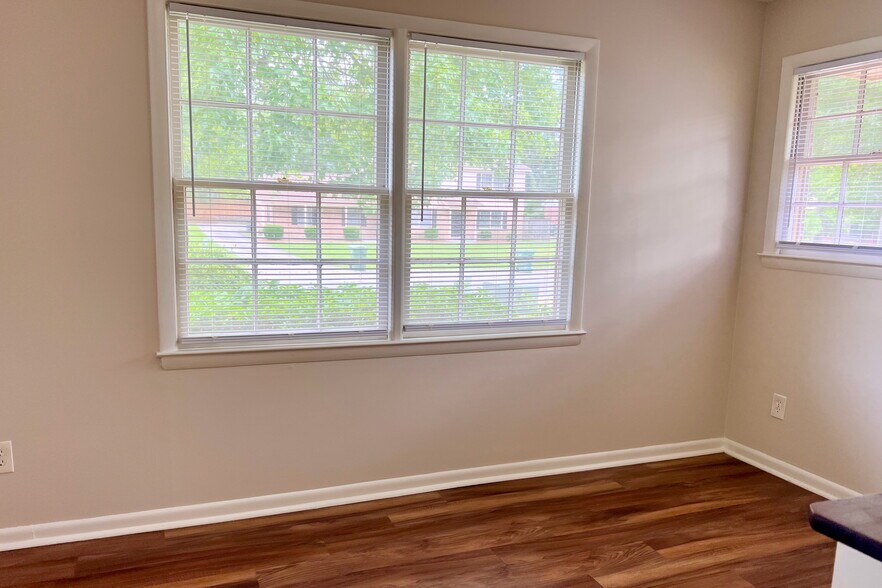 Building Photo - 728 Montclair Dr