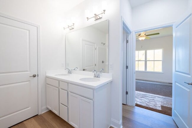 Building Photo - Stunning 4-Bed, 3-Bath Home with 2-Car Garage- ONE MONTH FREE RENT Move-In Special!