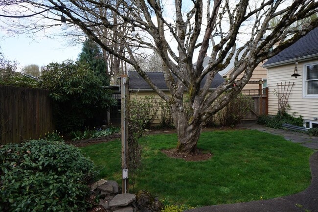 Building Photo - NE Portland - Irvington 3-bedroom Beauty!