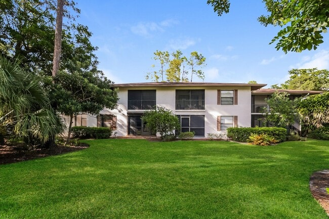 Building Photo - 2 bed 2 bath annual rental *** First floor condo *** Kings Lake Community