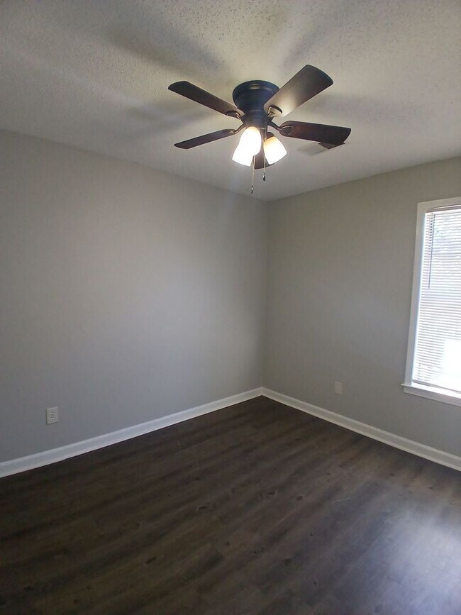 Building Photo - Charming 3BR/2BA in Riverdale | Modern LVP