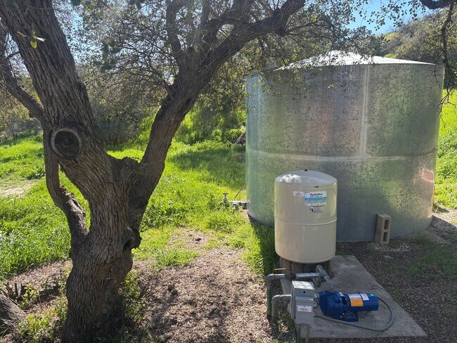 Building Photo - Single-Story Horse Property on 2 Acres in Canyon Country!