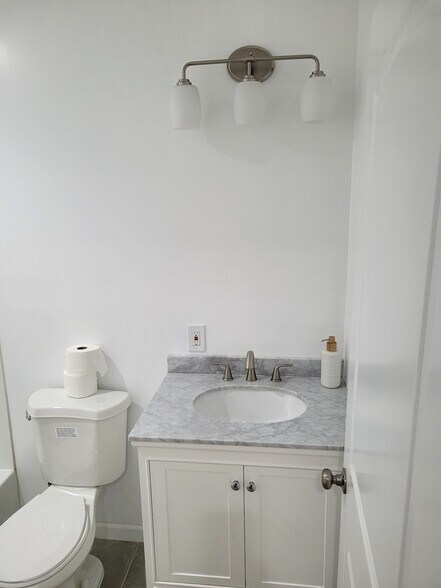 Guest bathroom - 14149 Flomar Dr