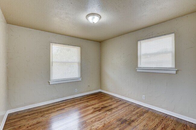 Building Photo - 4 bed,2 bath home in OKC