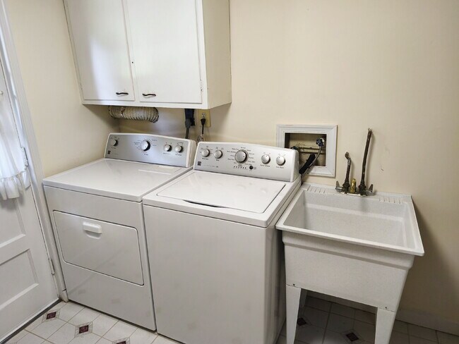 Building Photo - Centrally Located McLean Home with Ample S...