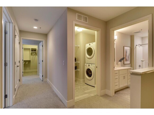 Building Photo - 212 10th Ave S