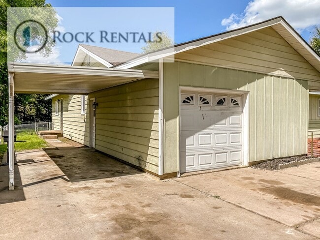 Building Photo - 3 Bed 1.5 Bath House in Convenient Location