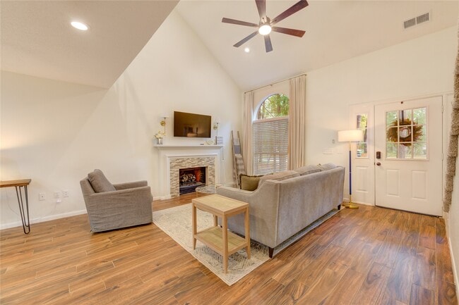 Building Photo - 56 E Village Knoll Cir