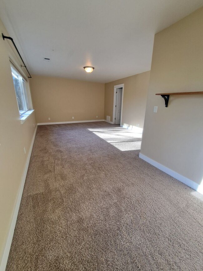 Building Photo - Secluded 5 bedroom Amazing Views Green Space