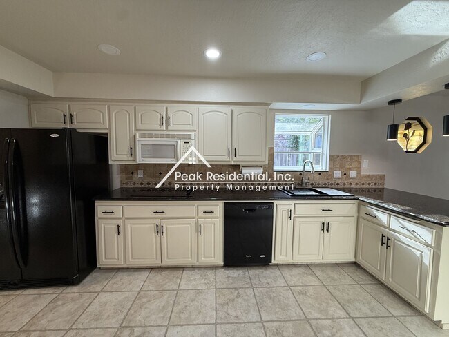 Building Photo - Spacious 3bd/2ba Carmichael Home With Sun Room