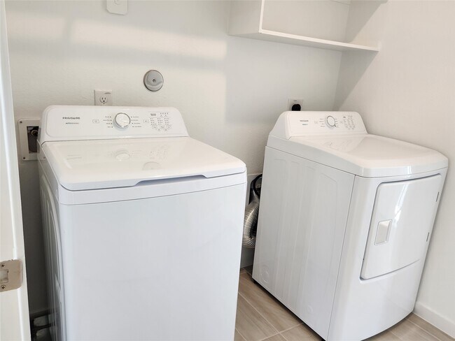 Building Photo - 5827 Linda Cv Ln