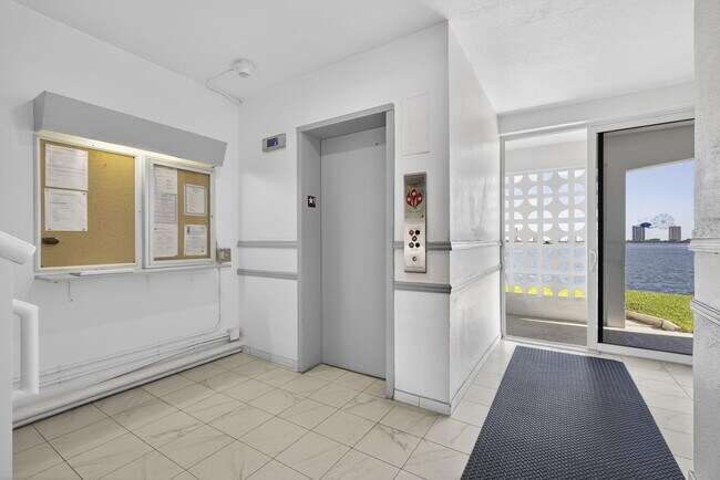 Building Photo - 100 Shore Ct