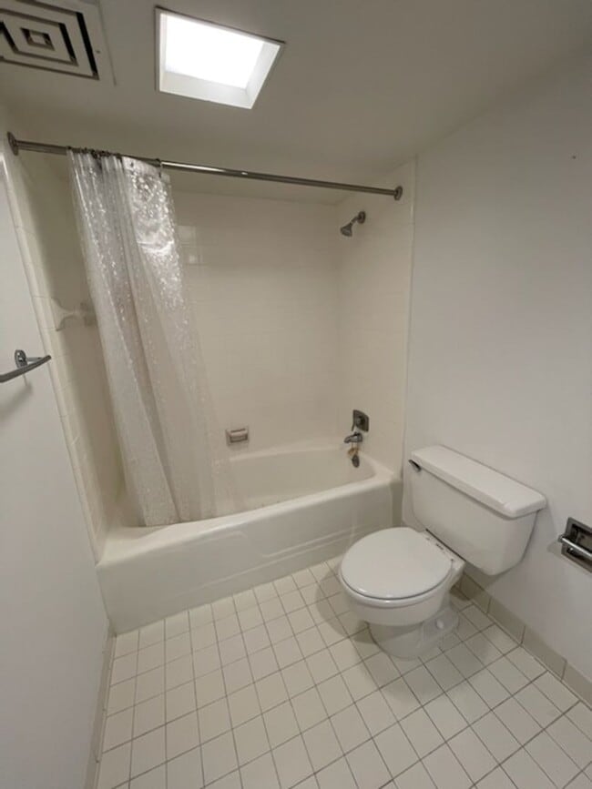 Building Photo - 2 bedroom 2 bath WITH PARKING