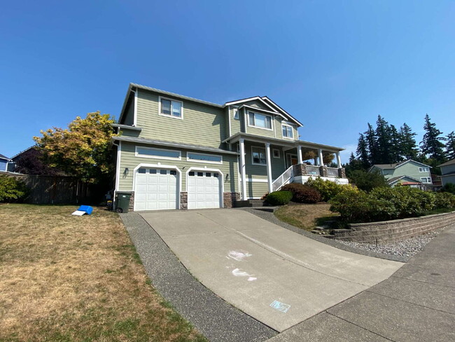 Building Photo - Spacious 4-Bedroom Gem with Fully Fenced Y...